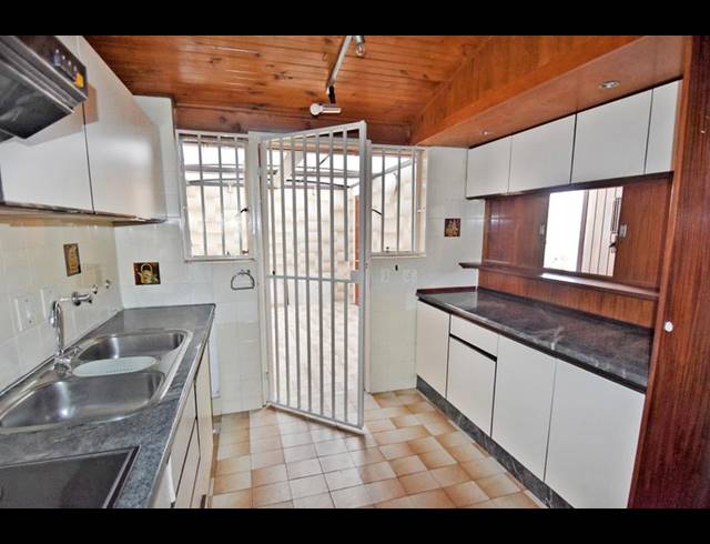 2 BEDROOM TOWNHOUSE FOR SALE IN HYDE PARK